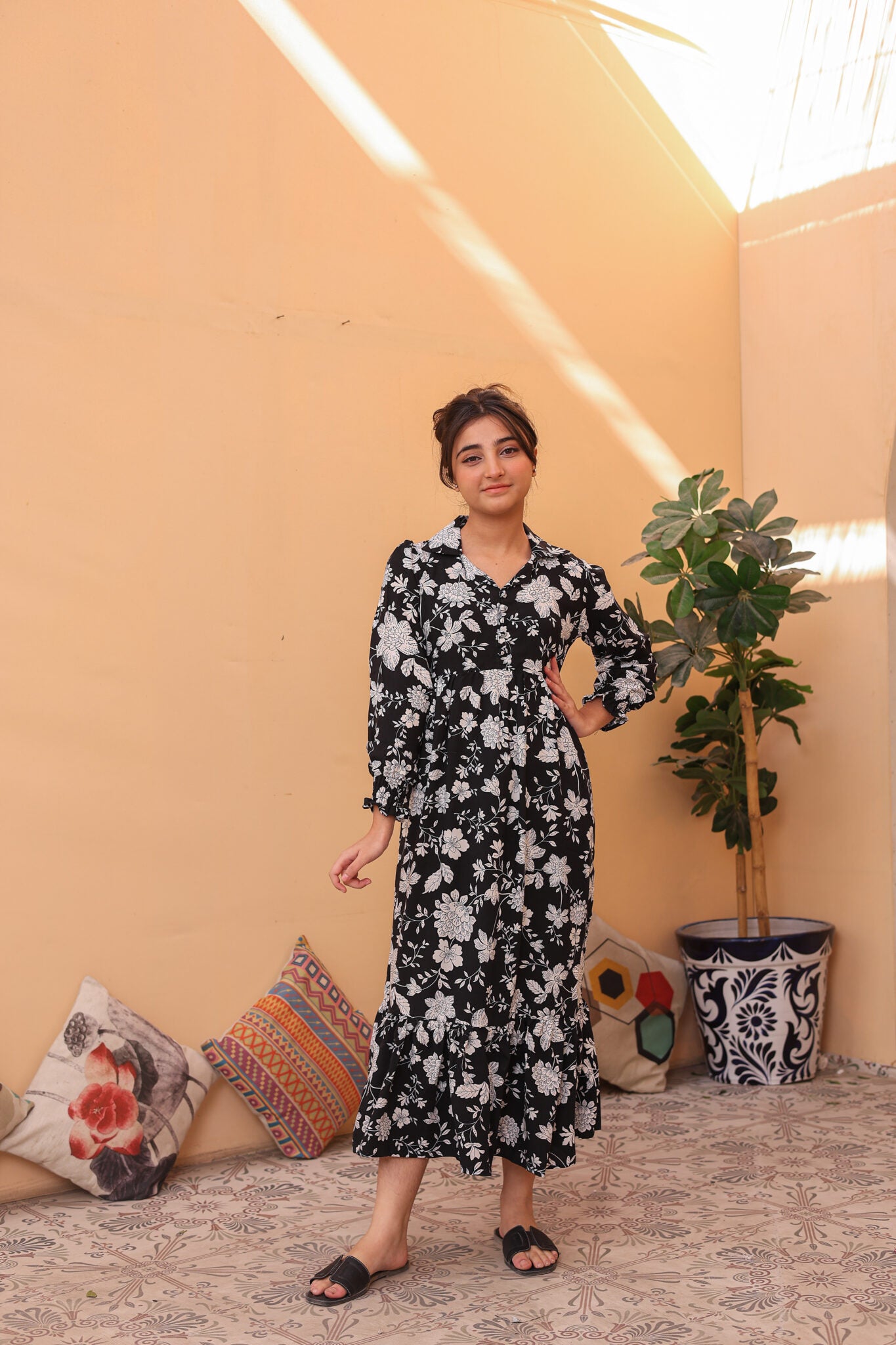 Monochrome Bloom – Linen