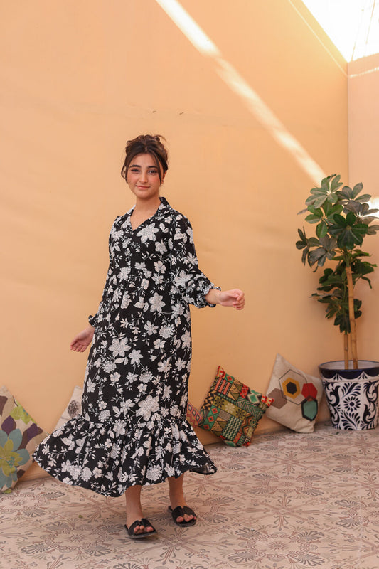 Monochrome Bloom – Linen