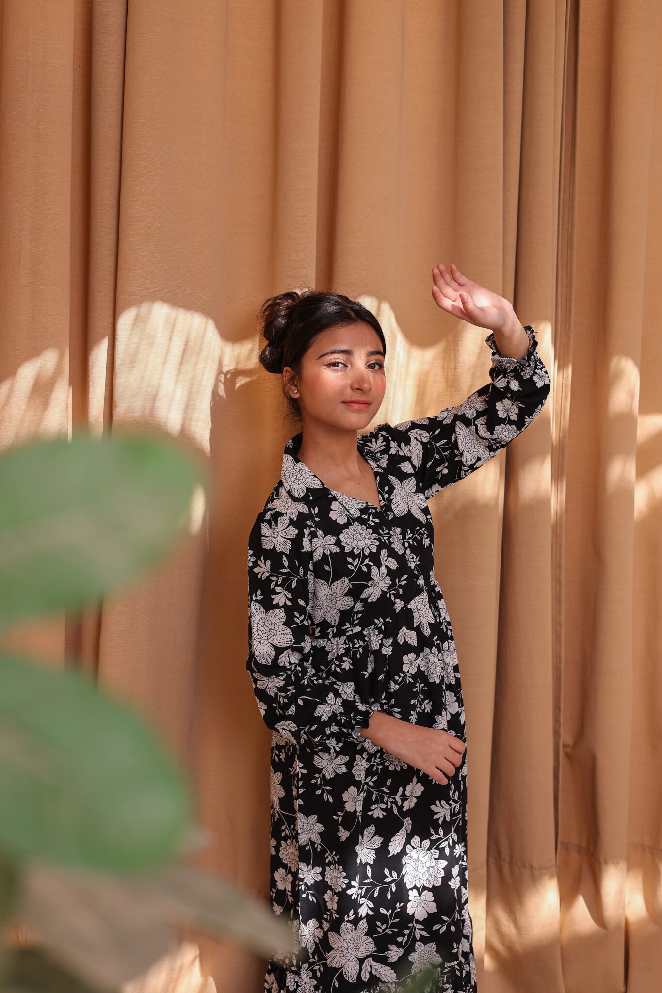 Monochrome Bloom – Linen