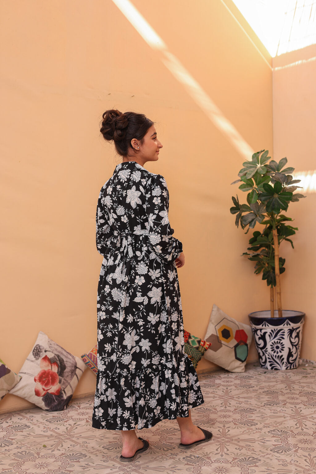 Monochrome Bloom – Linen