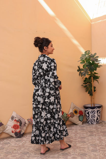 Monochrome Bloom – Linen