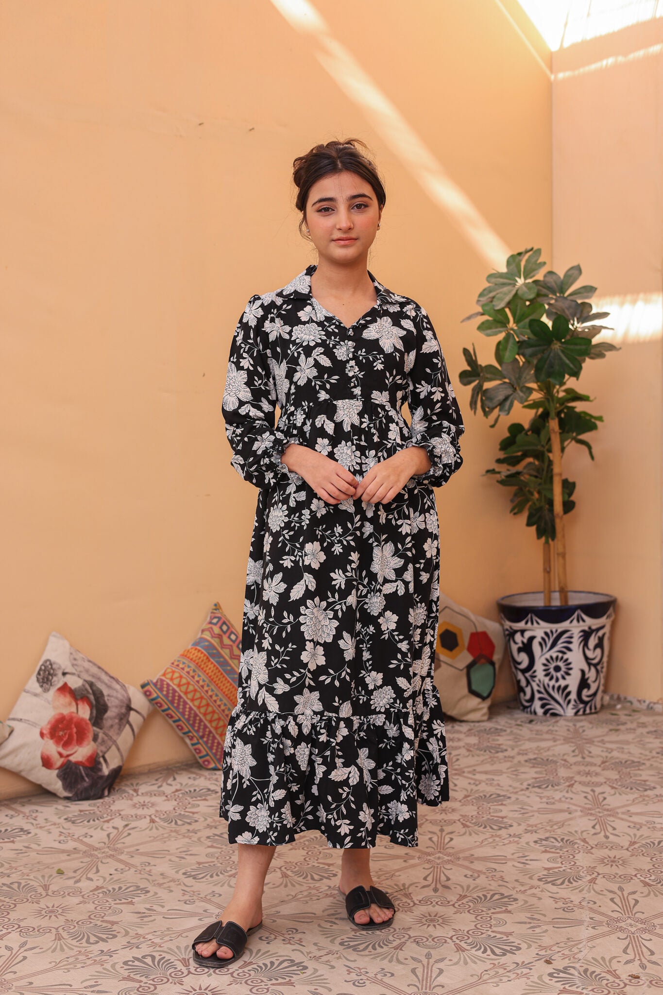 Monochrome Bloom – Linen